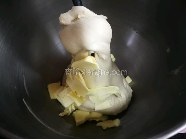 打发至扩展阶段，加入盐与黄油，继续搅拌打发。