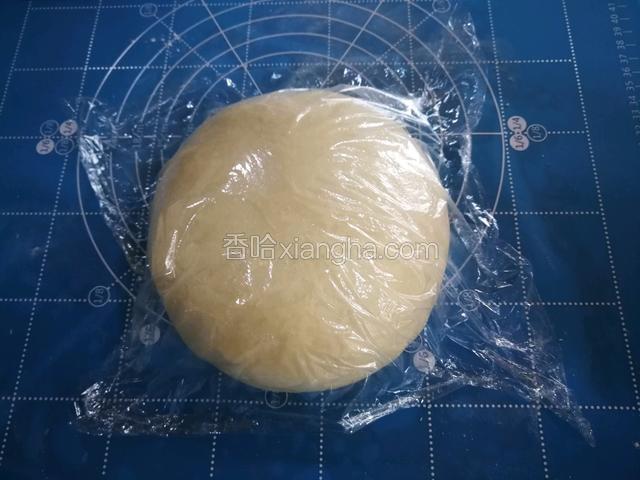 面团轻柔排气后醒20分钟。