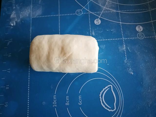 至上而下卷起、卷紧实放入吐司模具。