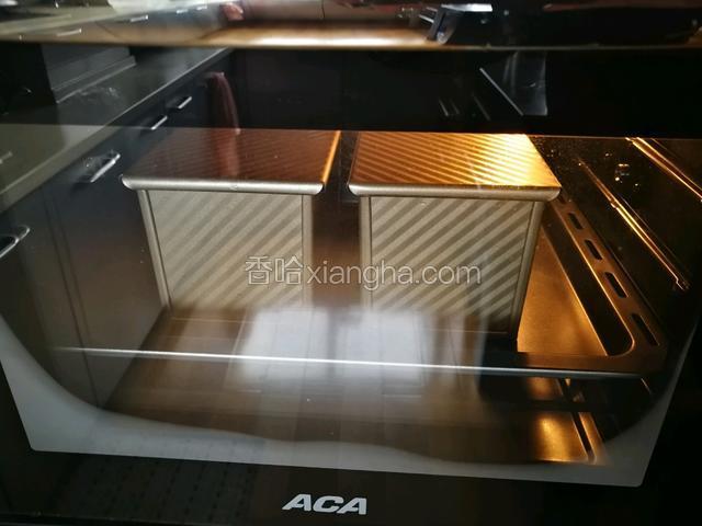 放入预热好的烤箱中下层，上管150℃，下管170℃，烤45分钟。