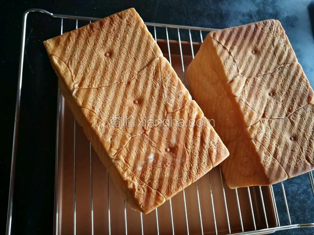 烤好出炉立即脱模冷却。