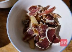 手撕包菜炒腊肉的做法图解3