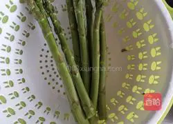 Illustration of how to make fried asparagus with pork 1