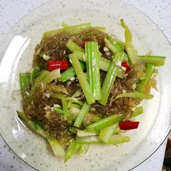 地道的东北特色快手菜芹菜炒粉的做法[图]