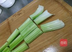 地道的东北特色快手菜芹菜炒粉的做法图解2