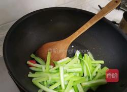 地道的东北特色快手菜芹菜炒粉的做法图解6