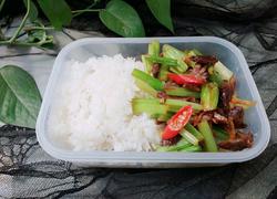 芹菜炒肉便当