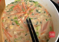 玉米胡萝卜虾米鸡蛋火腿烙饼的做法图解2