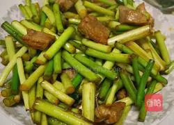 Illustration of how to make stir-fried meat with garlic sprouts 6