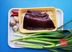 蒜苗炒猪肝的做法图解1