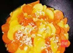 Illustration of how to stew carrots and potato slices 8