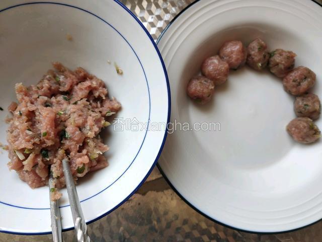准备肉圆，肉末调料放好再加一点点水转至上劲，做成肉圆