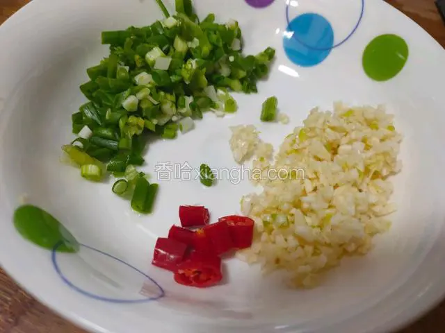 小葱切粒，辣椒切段，大蒜切末