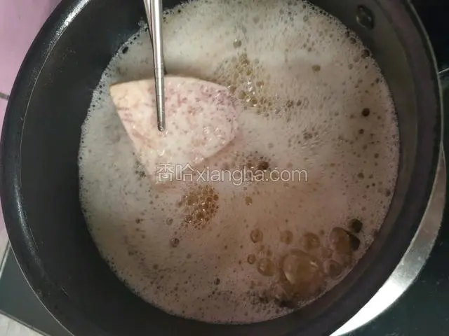 开油锅烧烫，放入芋头片炸一下摆盘