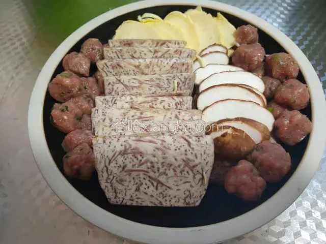 边上放肉圆，再放笋片，蘑菇片，淋点六月鲜白酱油，油