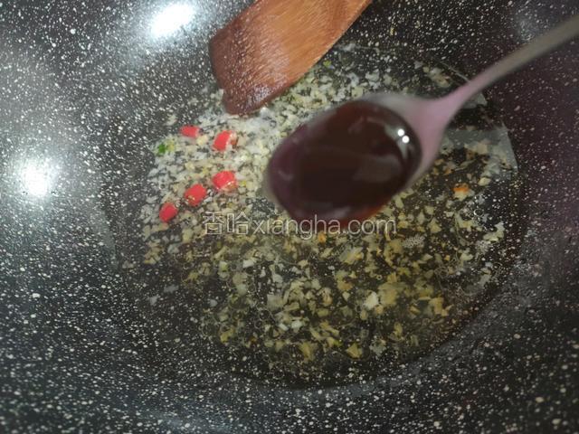 加蚝油，六月鲜白酱油一点点，醋，糖，盐，咸淡吃准，烧开