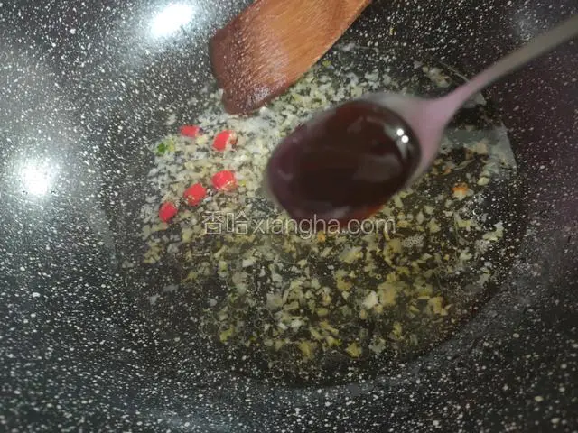 加蚝油，六月鲜白酱油一点点，醋，糖，盐，咸淡吃准，烧开