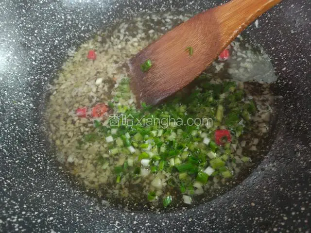放小葱，味精，勾芡