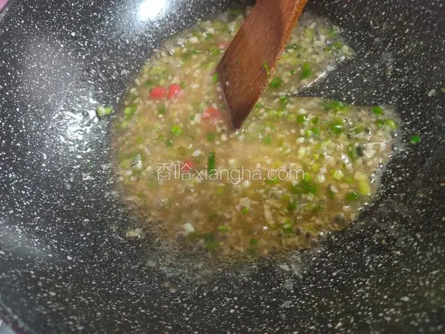 勾好芡汁，淋在出炉的荔浦芋头上