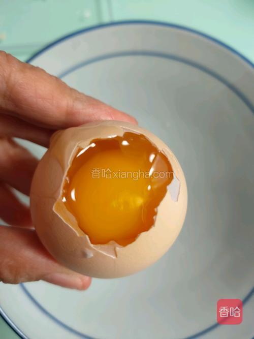 准备个大点碗或盆,鸡蛋大头一头轻轻敲开,剥个洞,里面蛋倒入碗里