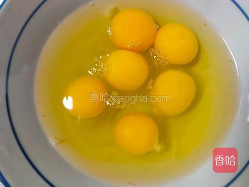 6个蛋敲碗内后,放入食用碱面,冷水,打成蛋液,多打一会,让碱面化开