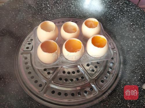 锅内放水烧开,放入装蛋液的鸡蛋,转小火,蒸6分钟焖2分钟