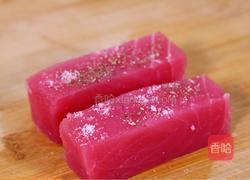 每日食谱《煎金枪鱼配坚果碎》的做法图解2