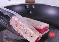 每日食谱《煎金枪鱼配坚果碎》的做法图解3