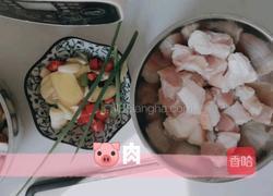 白菜猪肉炖粉条的做法图解1