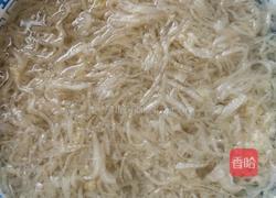 酸菜猪肉炖粉条的做法图解1