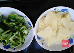 青椒土豆片的做法图解1