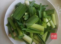青蒜炒肉的做法图解1