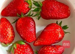 自制草莓果酱的做法图解1