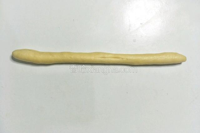 把面团略略搓长。长度约30cm左右。