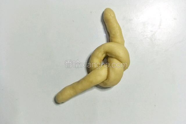 用略长的那一头面团沿底部面团缠绕一圈儿。