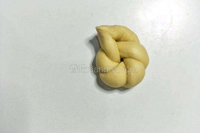 把两个接头接在一起捏紧。