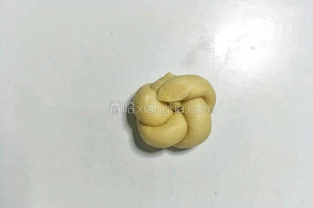 把面团的接头按扁捏紧。