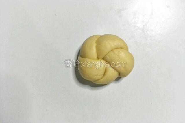 把面团反过来就得到一个花型的面包生胚。
