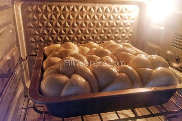 放入提前预热好的烤箱中层上下火160°约考30分钟左右，中涂上色过深记得加盖锡纸。