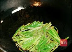 Illustration of how to make noodles with scallion oil 1