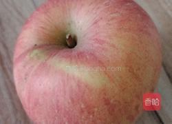 鲜榨苹果汁的做法图解1