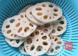 Illustration of how to make fried minced pork and lotus root slices in sauce 1