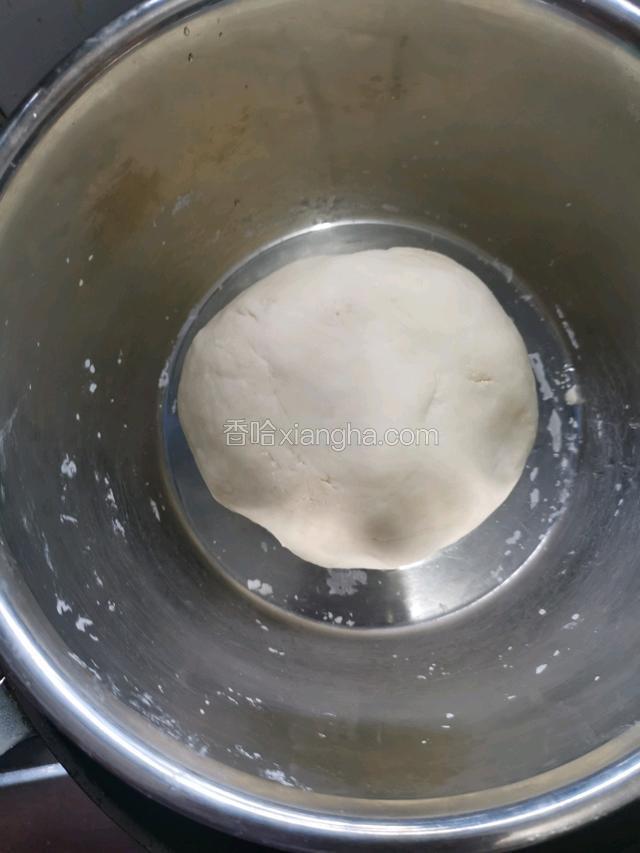 将牛奶，白糖，酵母，面粉合成棉絮状，揉成光滑的面团。