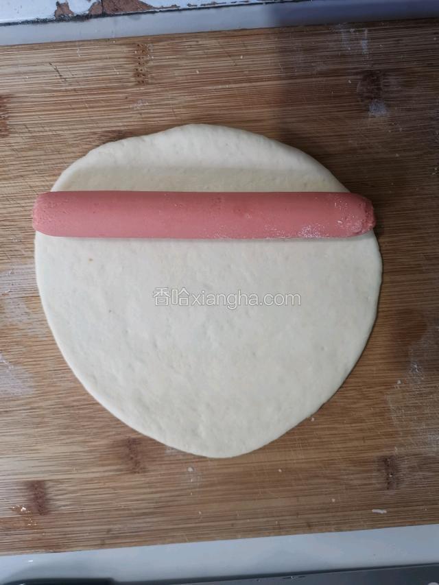 将面团赶成长方形或者圆形。