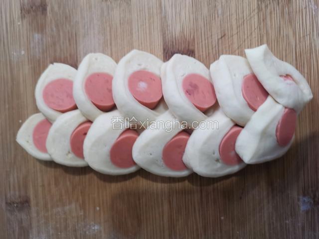 做成花型。醒十五分钟。篦子刷上油，上锅蒸十五分钟。关火闷五分钟。