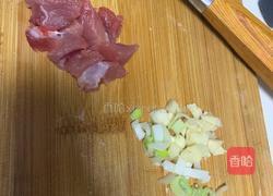 土豆炖豆角的做法图解1