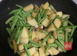 土豆炖豆角的做法图解7