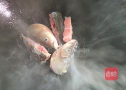 苹果鱼头汤的做法图解2