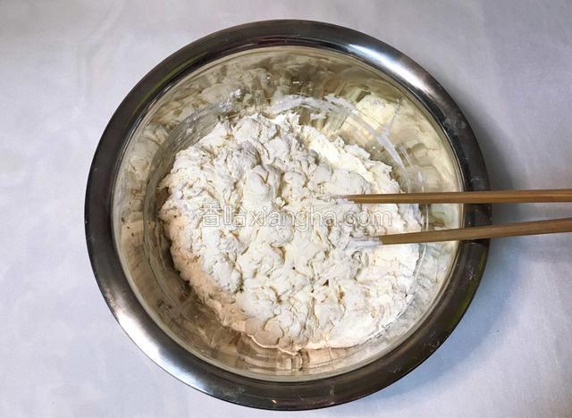 面粉加入食盐和清水，用筷子搅成粗絮状。