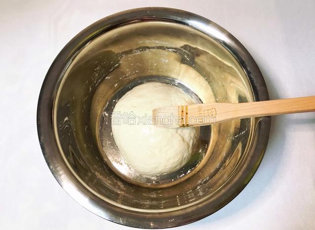 用手揉成光滑的面团，表面刷一层薄薄的食用油。